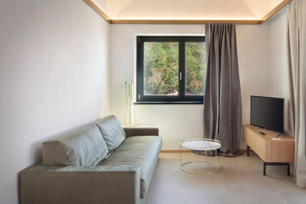 Villa Divina - Apt Divina Con Piscina E Vista Lago Castelletto Di Brenzone Ngoại thất bức ảnh