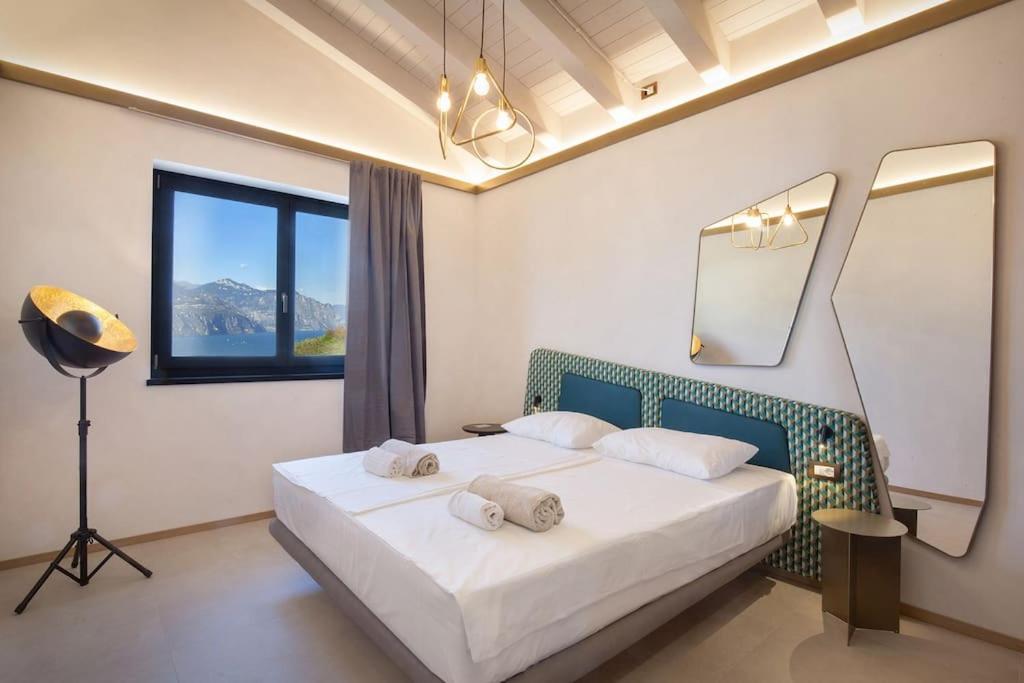 Villa Divina - Apt Divina Con Piscina E Vista Lago Castelletto Di Brenzone Ngoại thất bức ảnh