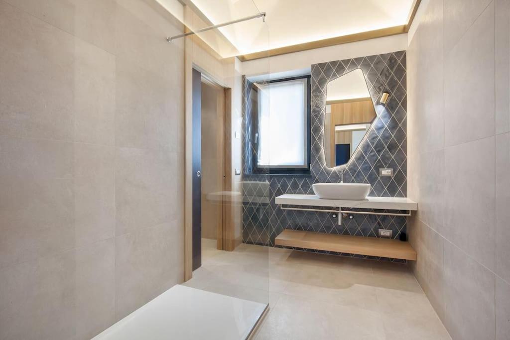 Villa Divina - Apt Divina Con Piscina E Vista Lago Castelletto Di Brenzone Ngoại thất bức ảnh