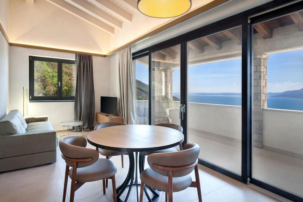 Villa Divina - Apt Divina Con Piscina E Vista Lago Castelletto Di Brenzone Ngoại thất bức ảnh